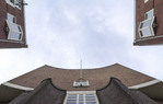 Symmetrie, ook icm de omliggende bebouwing.
              <br/>
              Marcel Westhoff, 2015-12-01